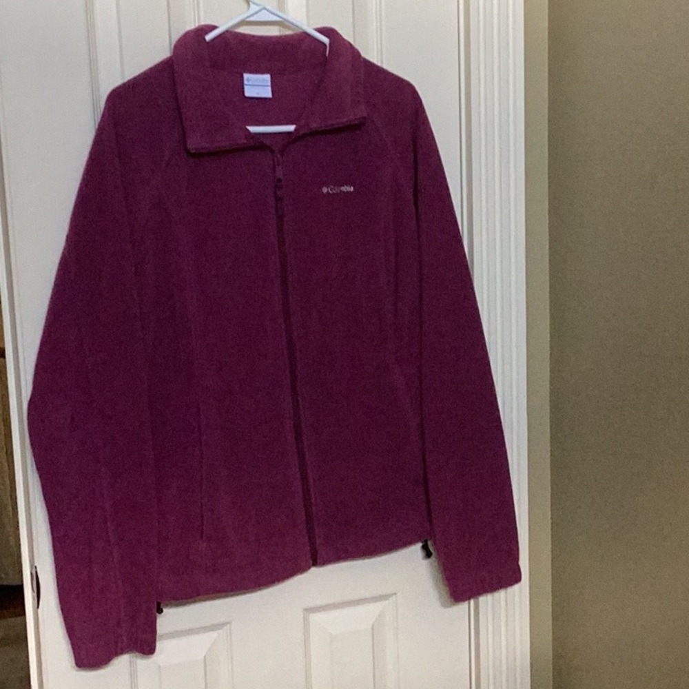 Women’s Columbia Polyester fleece type with front zipper and side pockets.